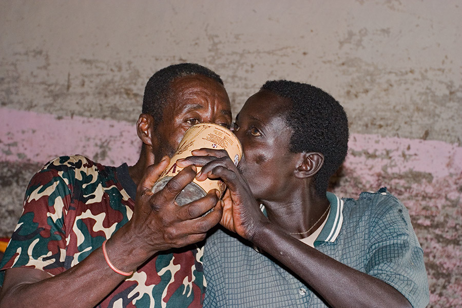 83   Dizi man beer drinking   Maji